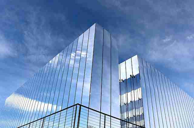 《双面情人》：两兄弟共爱的激情谜团